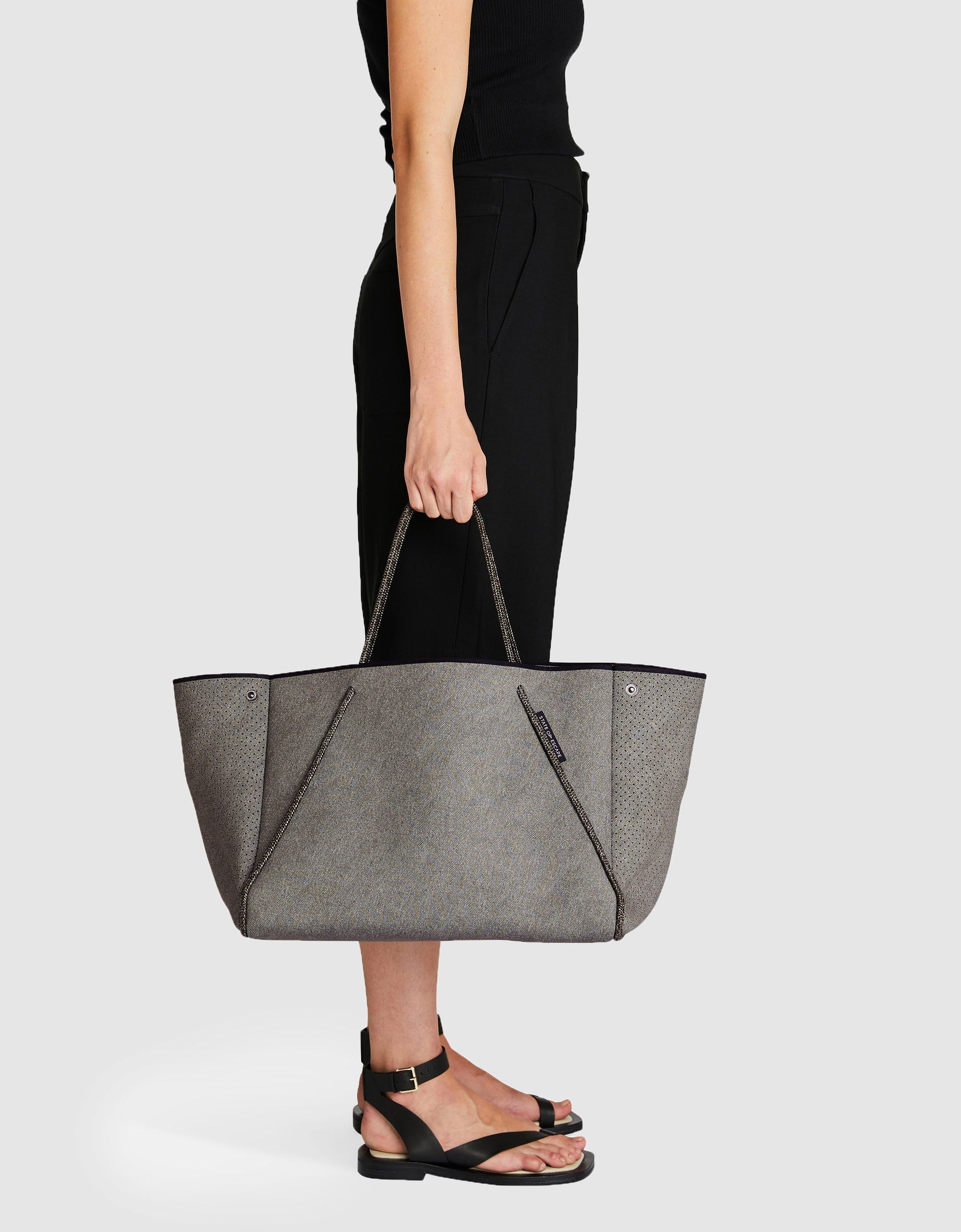 Guise tote in washed olive denim print – State of Escape