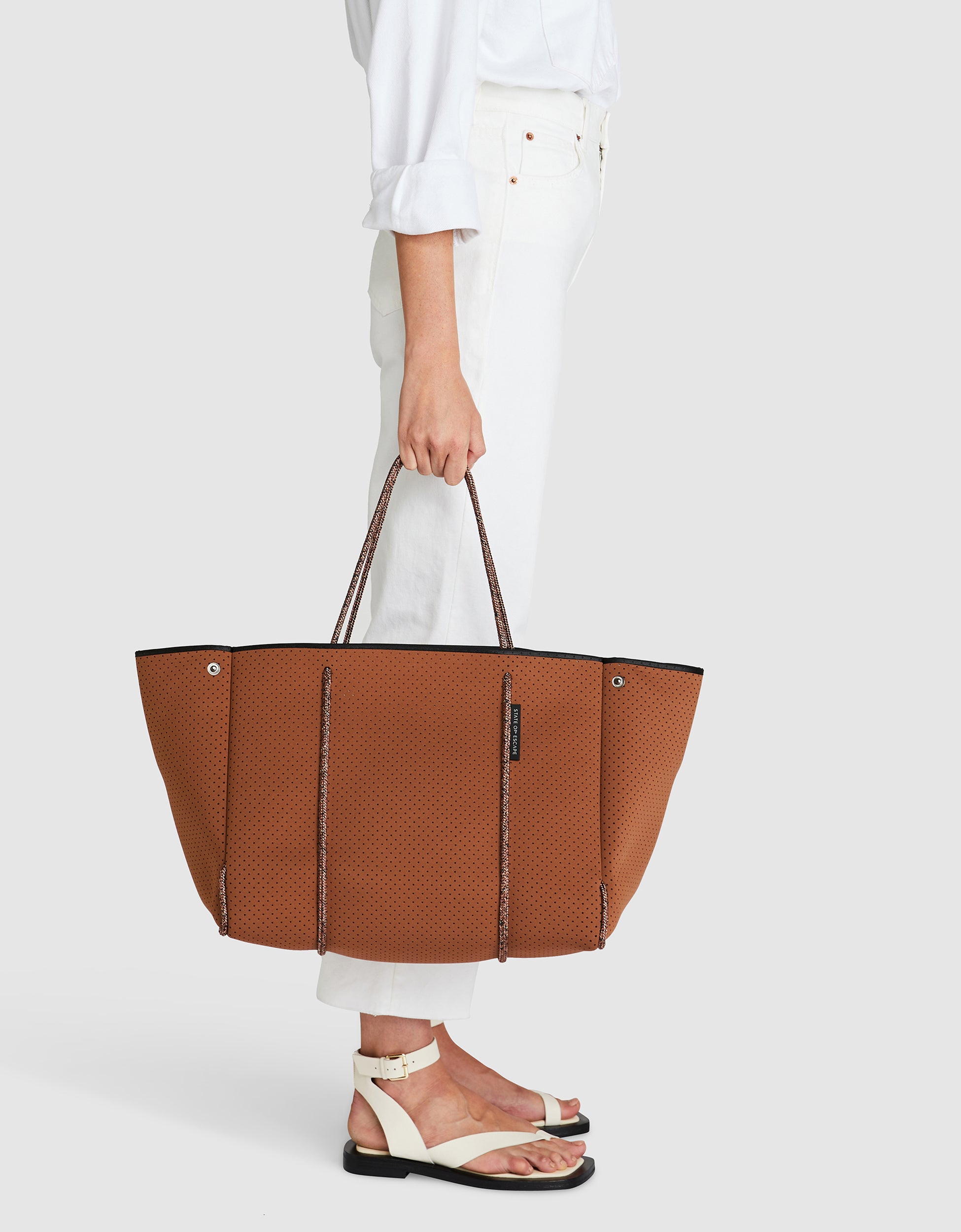 Escape™ tote in saddle – State of Escape