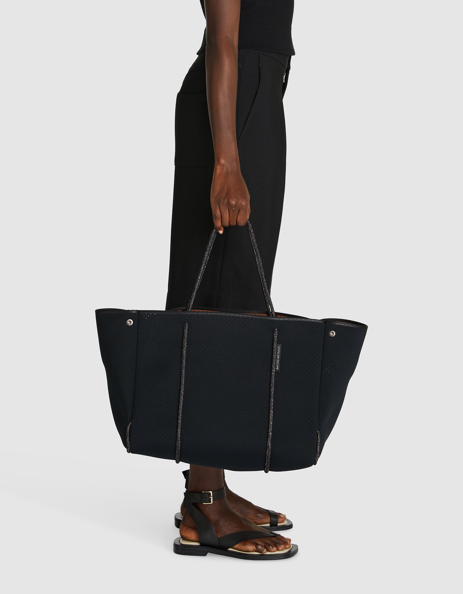 Escape™ tote in black / saddle (dual tone) – State of Escape