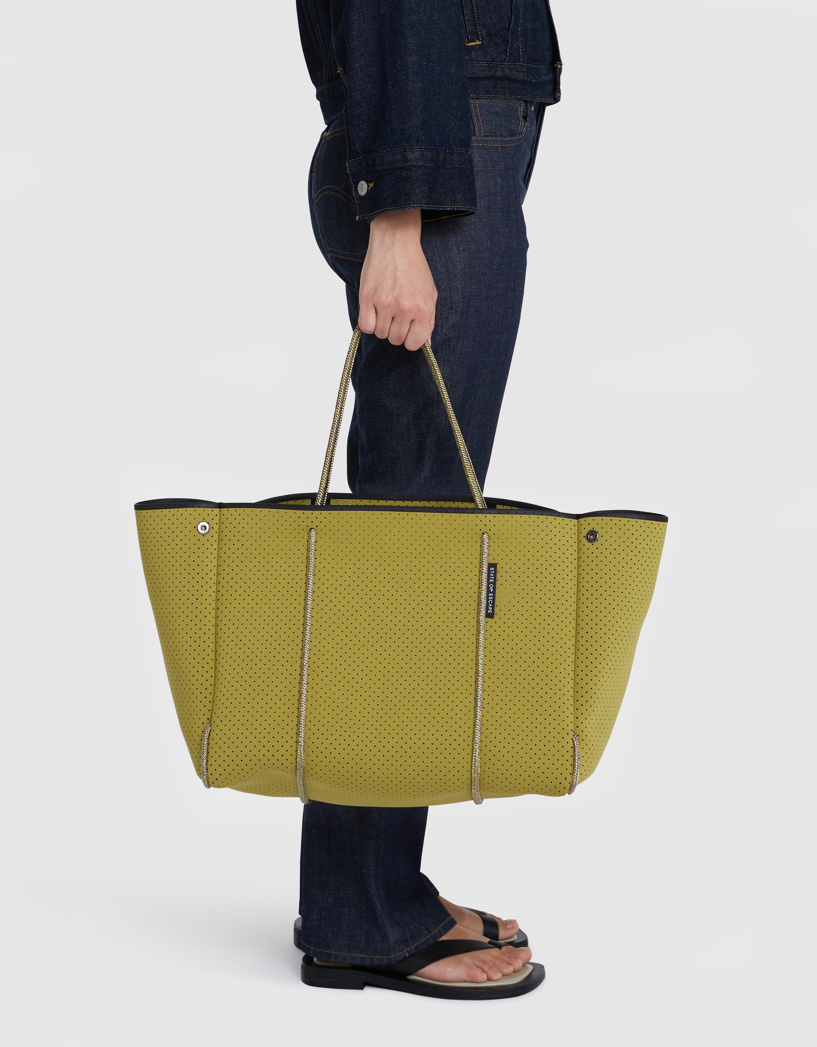 Escape™ tote in olive oil – State of Escape