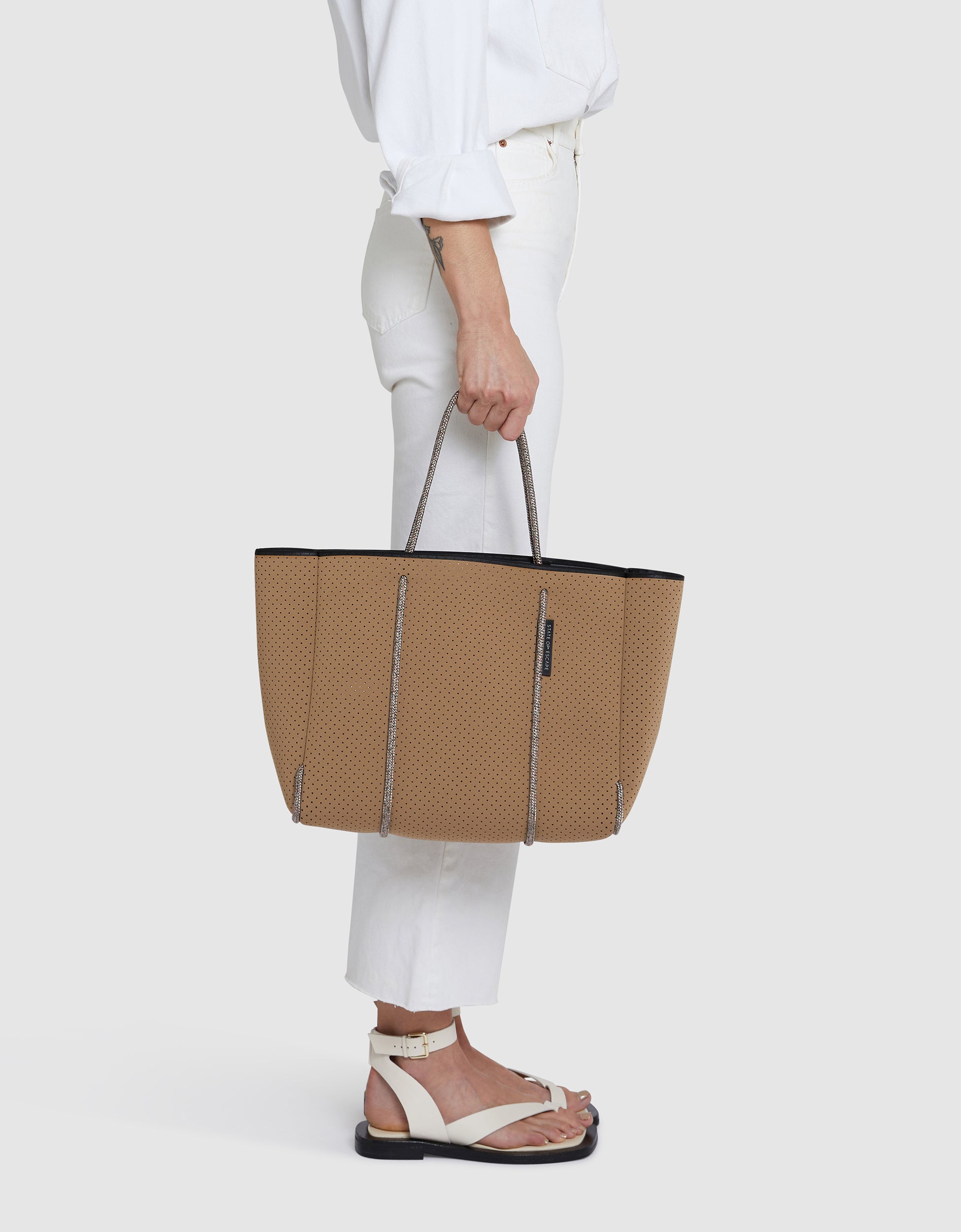 Flying solo tote in caramel / steel – State of Escape