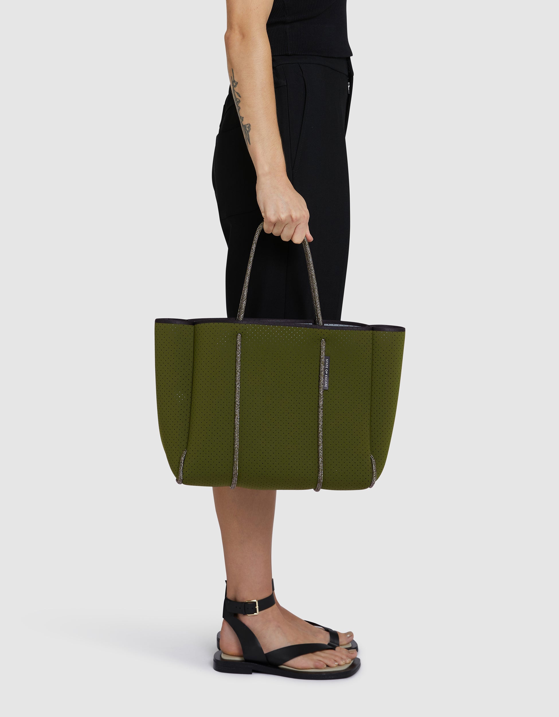 Flying Solo tote in khaki / grey (dual tone) – State of Escape