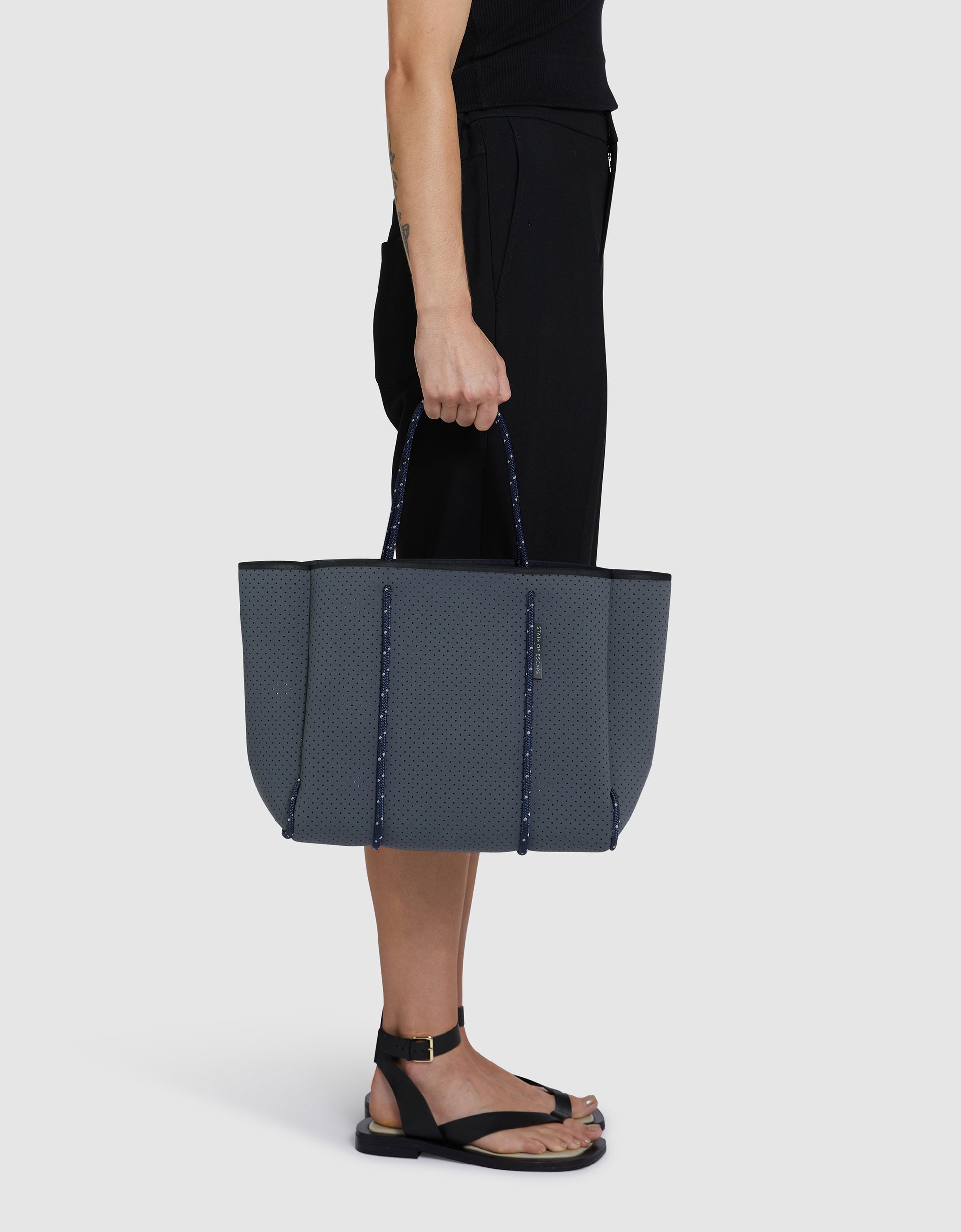 Flying solo tote in pewter / navy – State of Escape