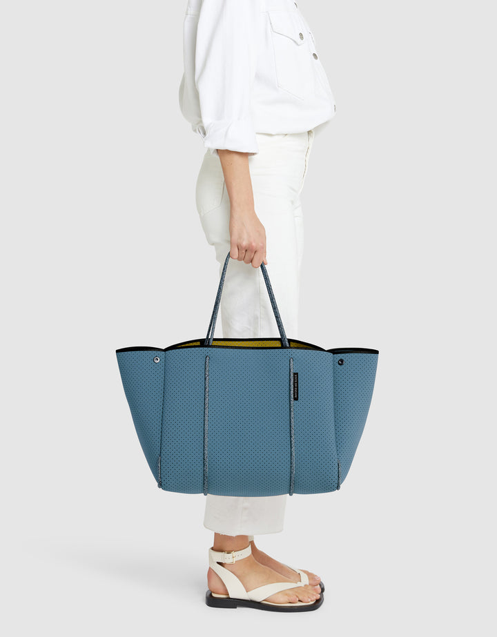 Escape tote in sky/citrus – State of Escape