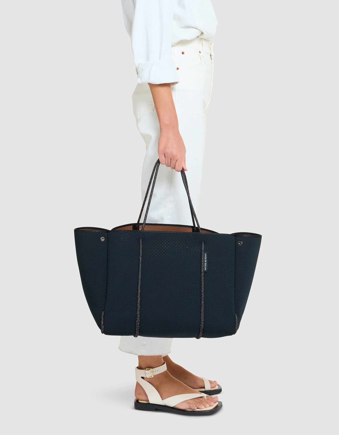 Escape™ tote in black / saddle (dual tone) – State of Escape