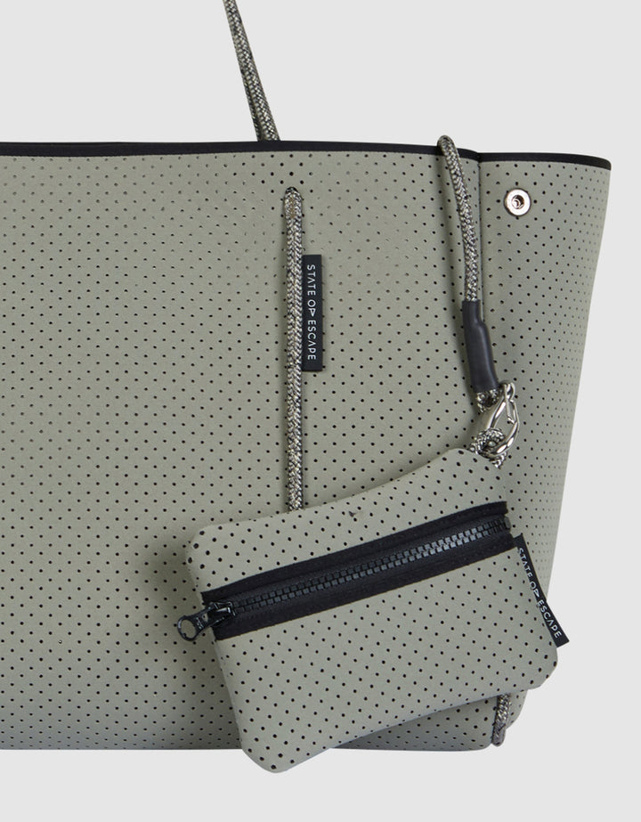 Escape™ tote in sage green – State of Escape