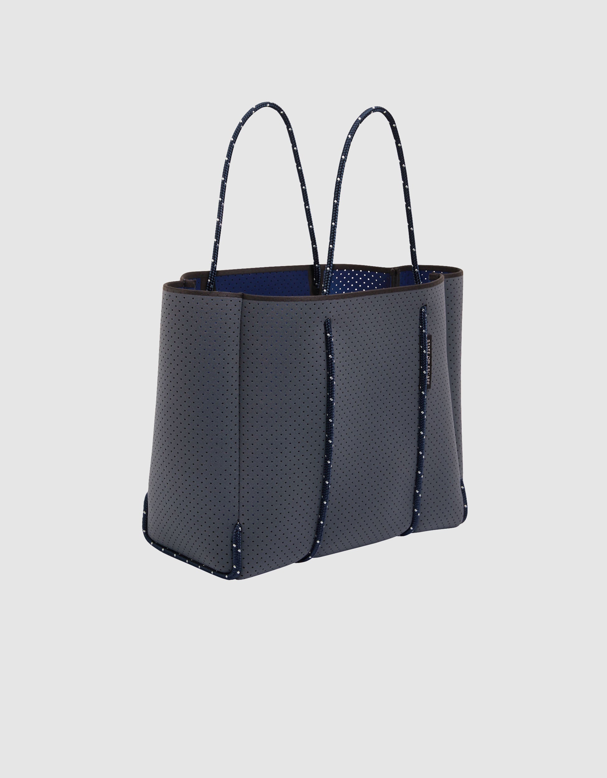 Flying solo tote in pewter / navy – State of Escape